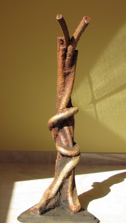" L' abbraccio "      scultura polimaterica   mis. cm. 15x15x80 